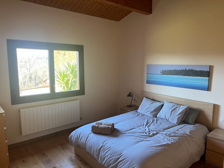 U ovoj prostoriji nema klima-uređaja, ali ima ventilator