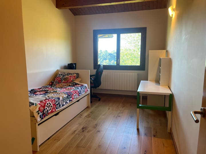 Poseban prostor za rad s brzim Wi-Fi internetom i pisačem/skenerom.
Ova soba nema klima-uređaj, ali ima ventilator.