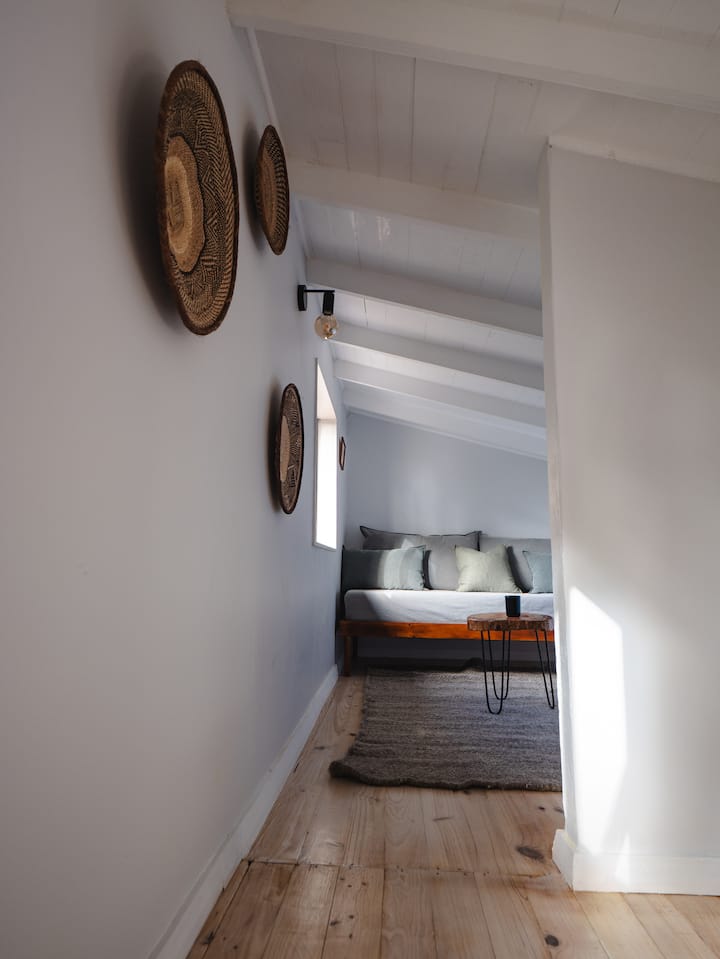 Soba u potkrovlju s kaučem koji se može pretvoriti u krevet za jednu osobu. Imajte na umu da se radi o strmim stepenicama i da smještaj nije prikladan za malu djecu ili starije osobe.