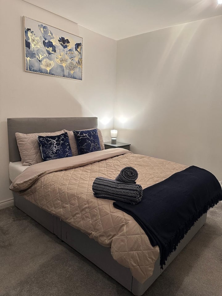 ליהנות מהתחשקות של מנוחה וטעינה באמת בחדר השינה המרווח הזה. אין קריאה טובה יותר להתעורר מאשר כששמש הבוקר פוגעת בכם כשאתם מתענגים על הנוף היפהפה מהחלון!