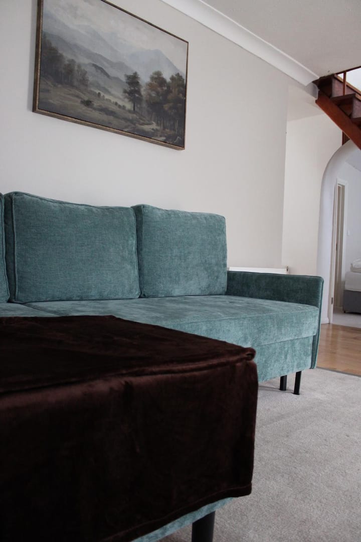 הסלון היפהפה הזה מזמין אתכם לשהייה נוחה ומפוארת כשאתם בוחרים בנו כמארחים שלכם!