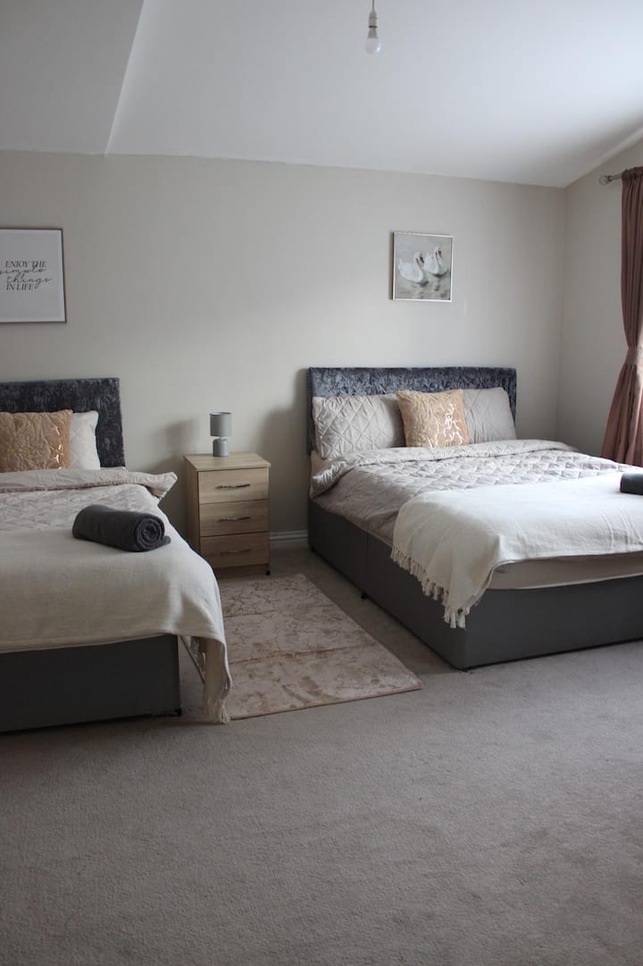 תיהנו מהמרחב הנפלא שיש לחדר הזה להציע. לפעמים נחמד שיש לך כל מה שצריך ממש לידך, וזה בדיוק מה שאתה מקבל כאן. חדר הרחצה, המטבח והסלון נמצאים במרחק דלת אחת בלבד, מה שהופך את זה לחלום רפוי!