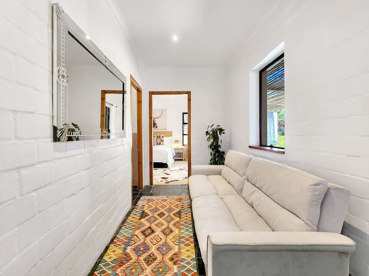 Გადასასვლელი საცხოვრებელი სივრციდან. Მთავარი სააბაზანო და საძინებელი გადასასვლელიდან გადის 