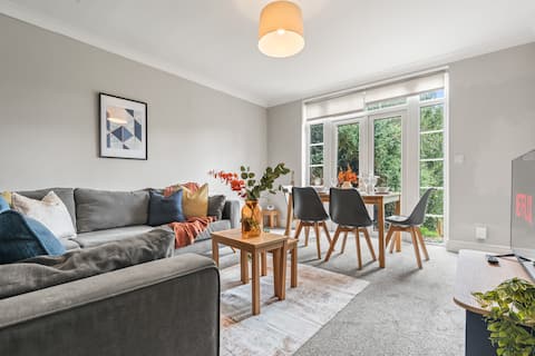 4BR Beeston Contractor Stay | Sleeps 8 w/ Parking
