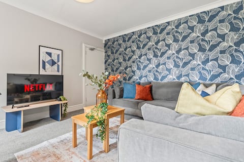 4BR Beeston Contractor Stay | Sleeps 8 w/ Parking