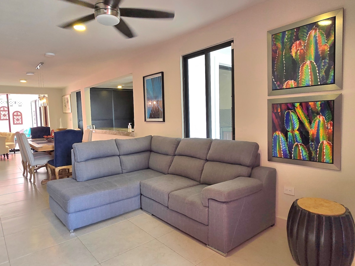Top Airbnb: A+ Location! Private Pool & Walk to Paseo Montejo in Buenavista