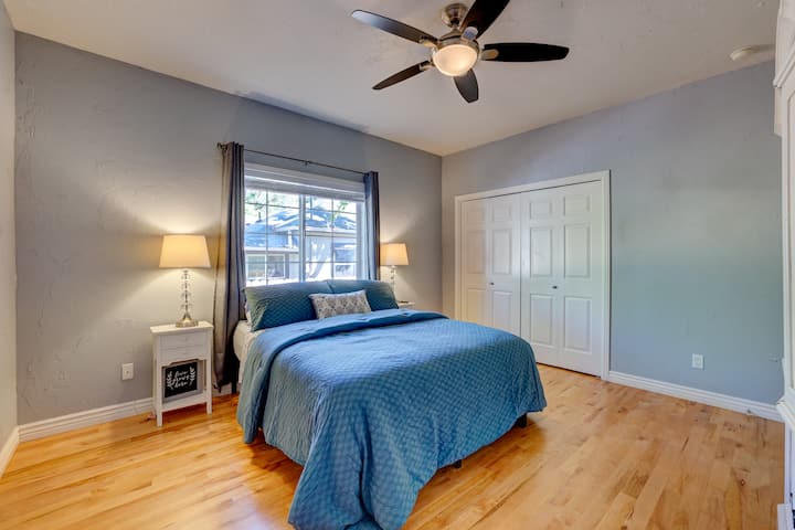 Primárna spálňa s televízorom s plochou obrazovkou.