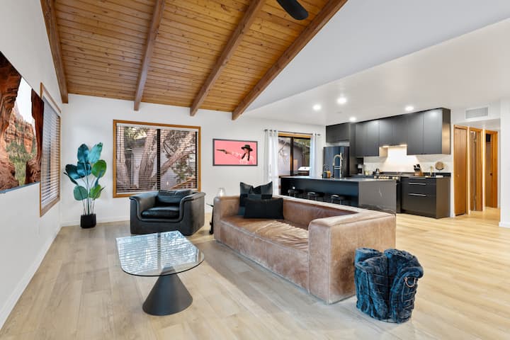 Stylish Spa Retreat | Hot Tub, Sauna, Cold Plunge - Sedona, AZ