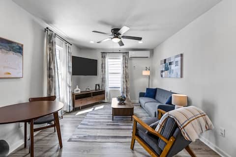 Popular Airbnb listing: Cozy Houston Hideaway, Modern 1BR King, Fast Wi-Fi in Independence Heights