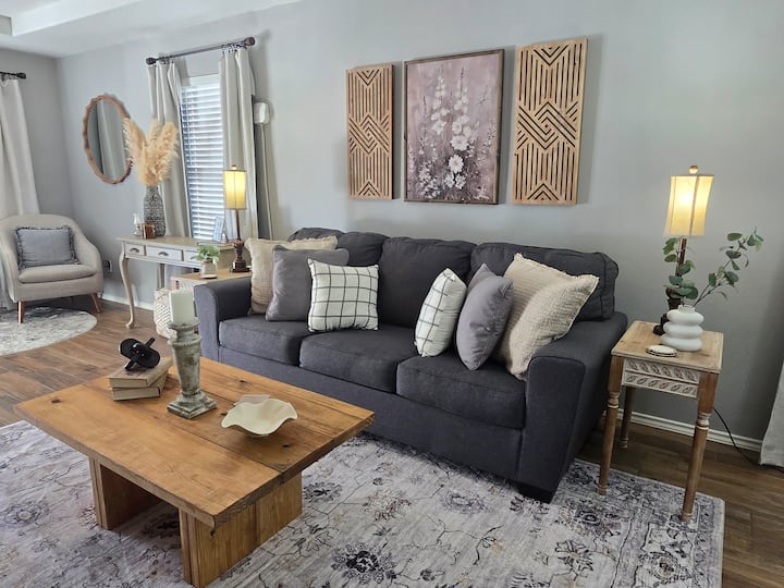 Opustite se na udobnom kauču u dnevnom boravku (može se razvući u bračni krevet).