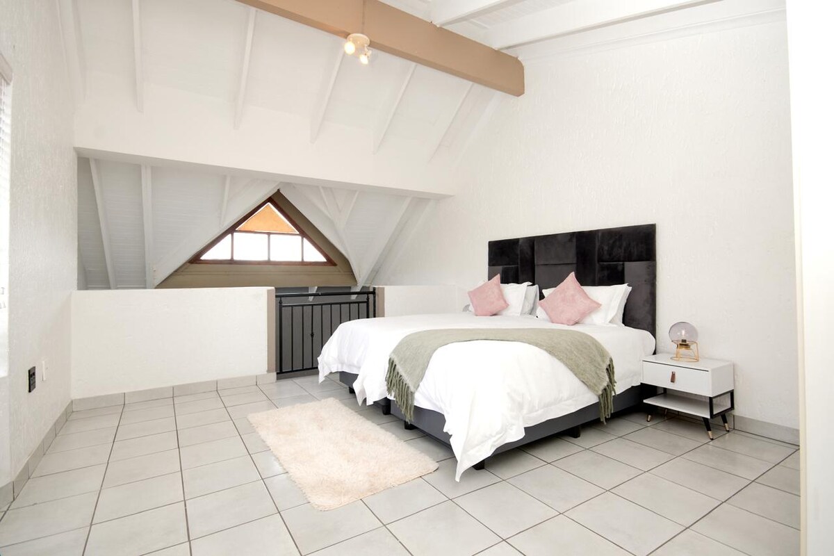 המיטה בגודל קינג סייז מורכבת משתי מיטות יחיד המחוברות יחד ליצירת גמישות.