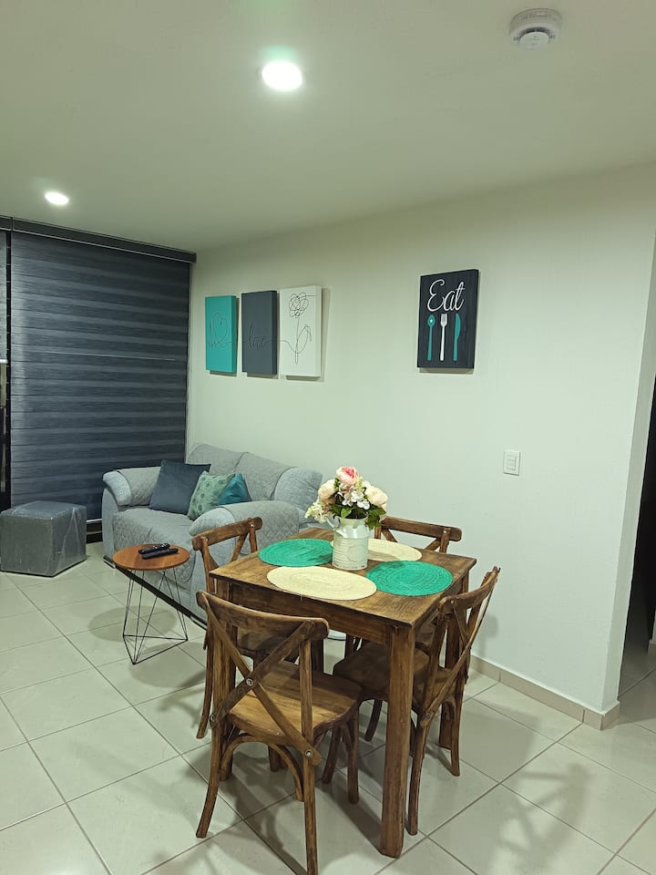 Disfruta cada rincón de este espacio diseñado para tu estancia. Ya sea para leer, relajarte o simplemente estar, te invitamos a que lo aproveches al máximo