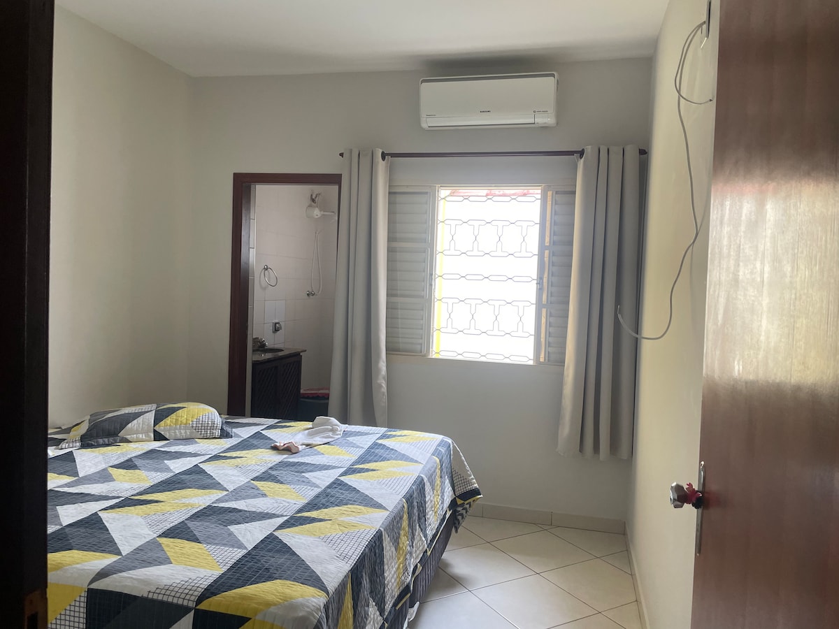 Esta es una cama tamaño king. 