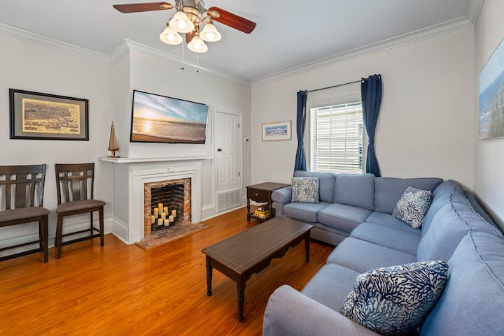 Кауч на спуштање со големина на брачен кревет (широк 150 – 179 см) со надграден душек од пена.