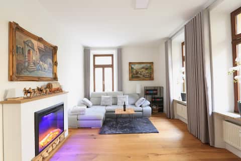 Leistungsstarkes Airbnb: Fireplace | 77" 4K TV | Terrace | Parking | Downtown in Augsburg