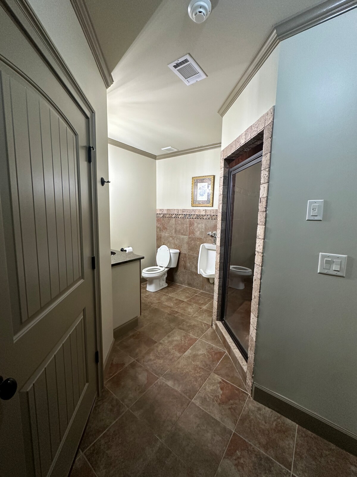 Car Lovers Full Private 1BR Queen & Walk-In Shower