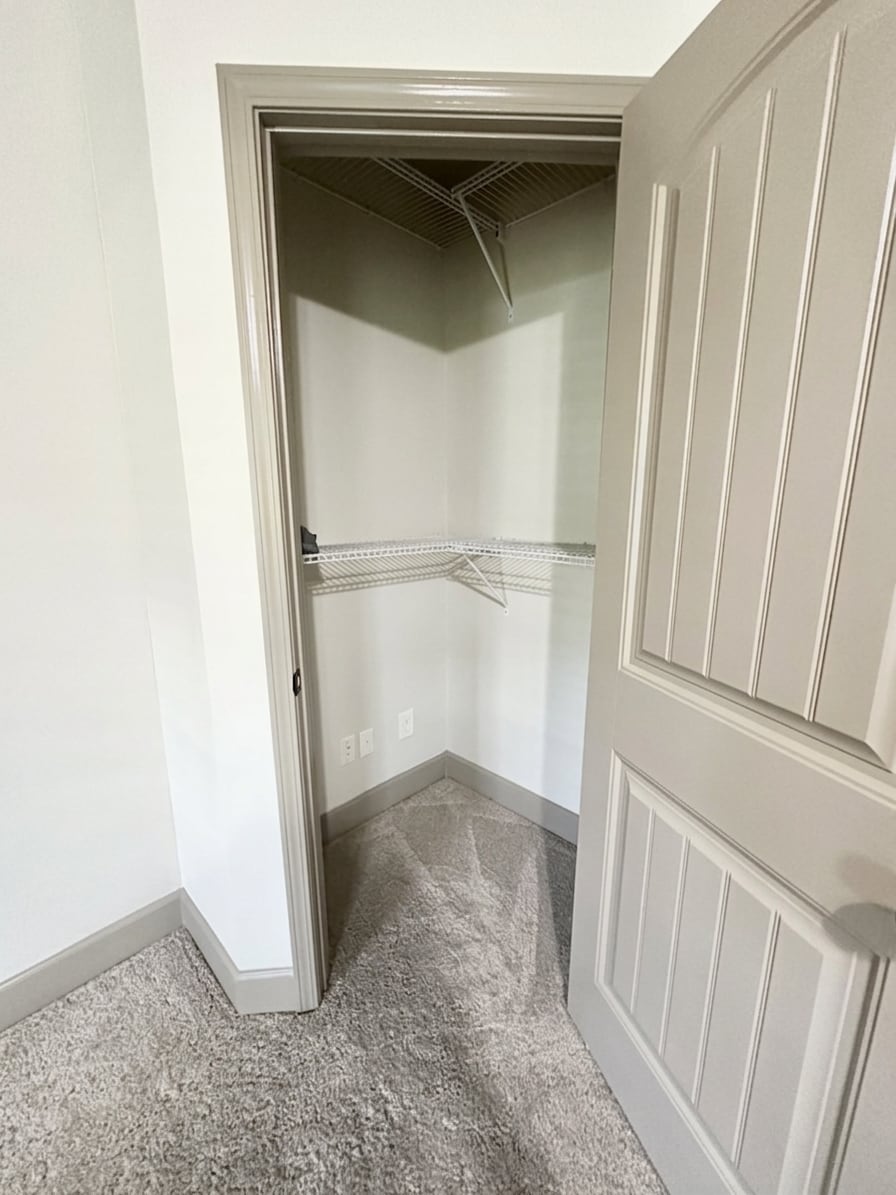 Car Lovers Full Private 1BR Queen & Walk-In Shower