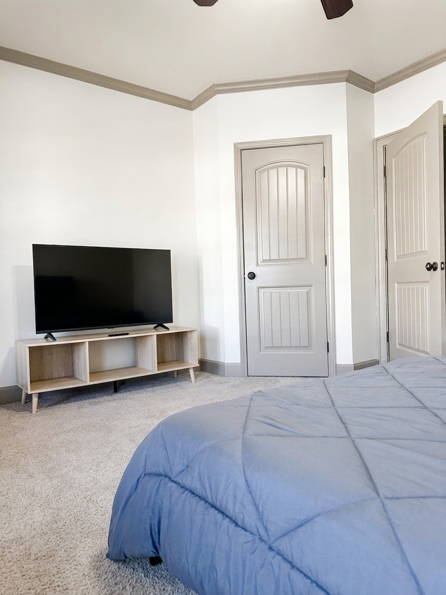 Car Lovers Full Private 1BR Queen & Walk-In Shower