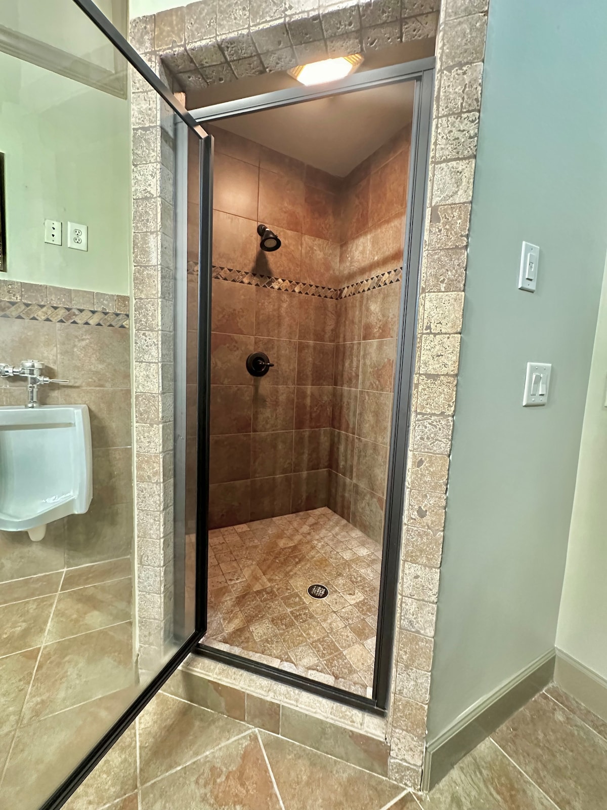 Car Lovers Full Private 1BR Queen & Walk-In Shower