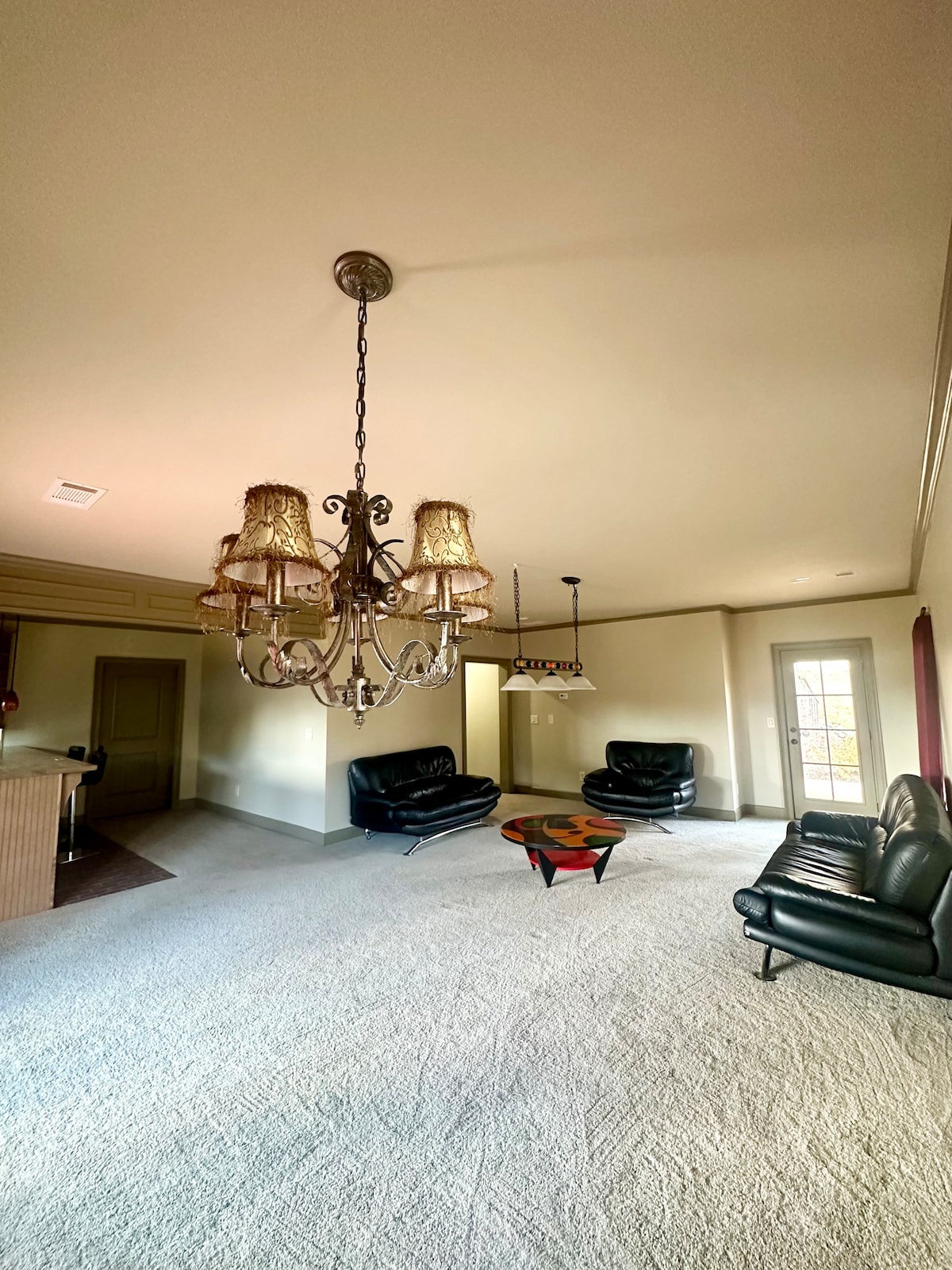 Car Lovers Full Private 1BR Queen & Walk-In Shower