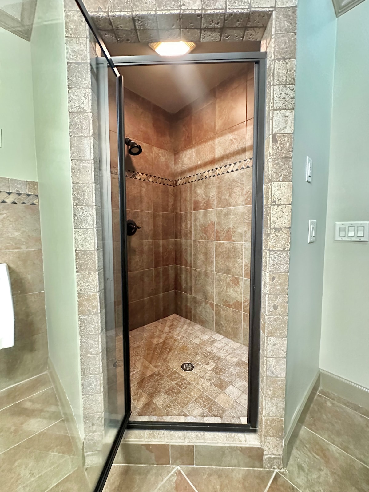 Car Lovers Full Private 1BR Queen & Walk-In Shower