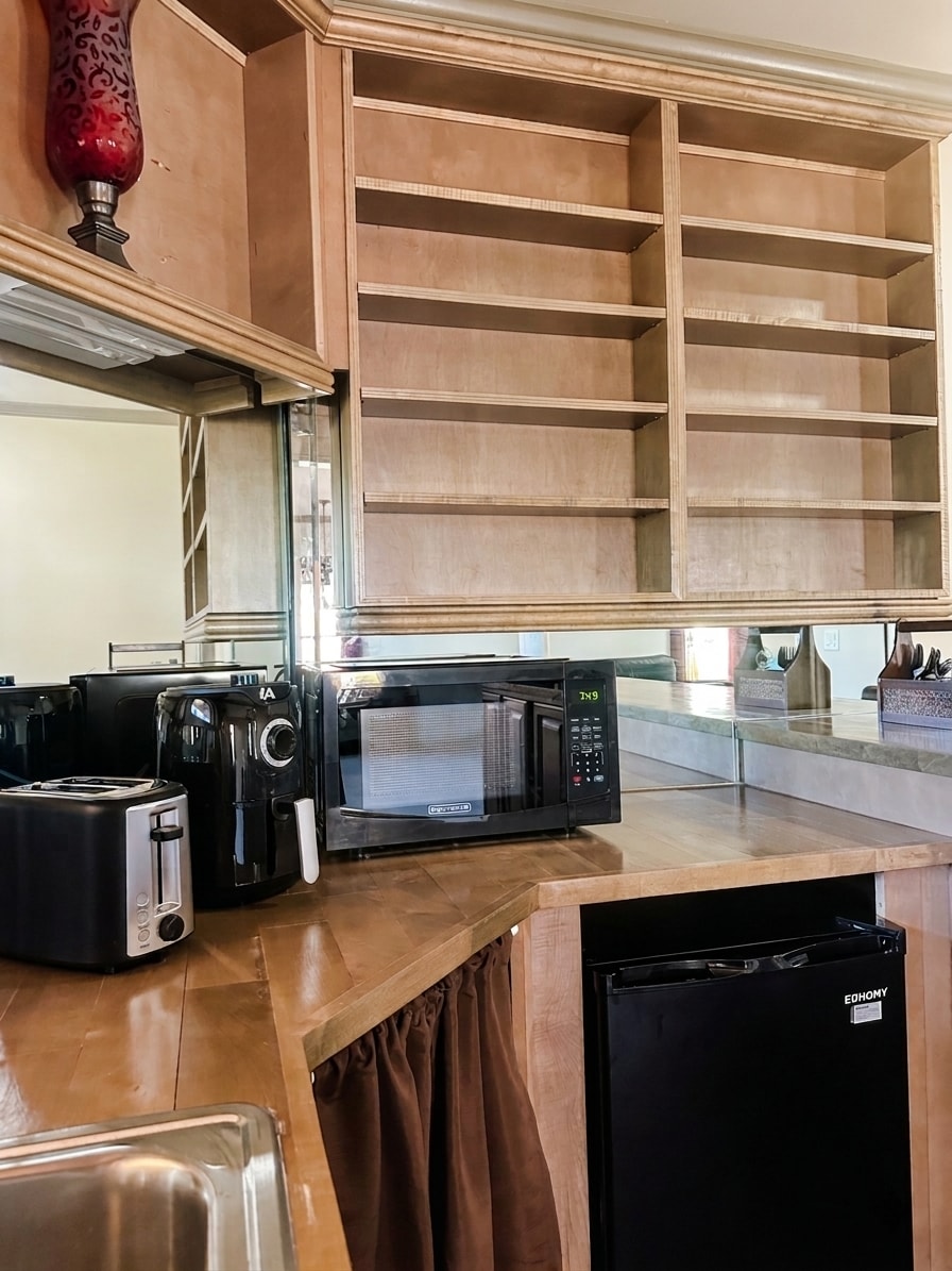 Car Lovers Full Private 1BR Queen & Walk-In Shower