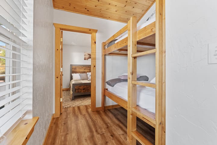 Dhoma e gjumit 2 - Dhoma dyshe e korridorit + Dhoma e gjumit "Queen"