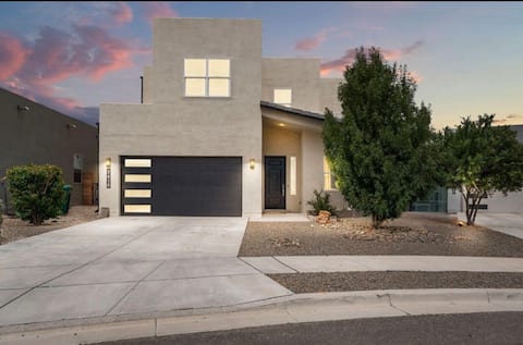 Spacious Rio Rancho Retreat 
•Mountain views•