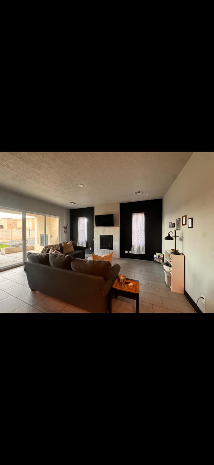 Spacious Rio Rancho Retreat 
•Mountain Views• - Río Rancho, NM