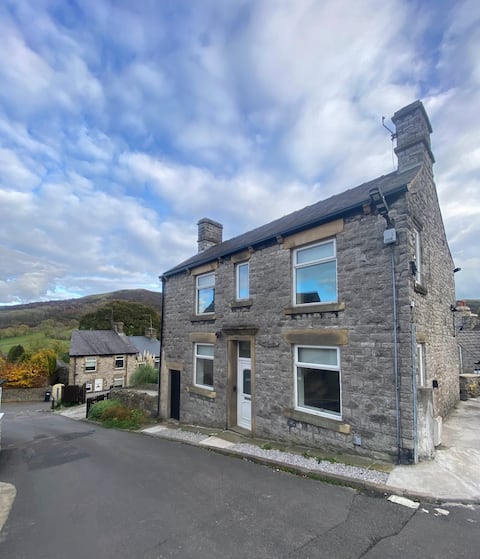 Stylish Stone Cottage • Spa Bath • Peak Views