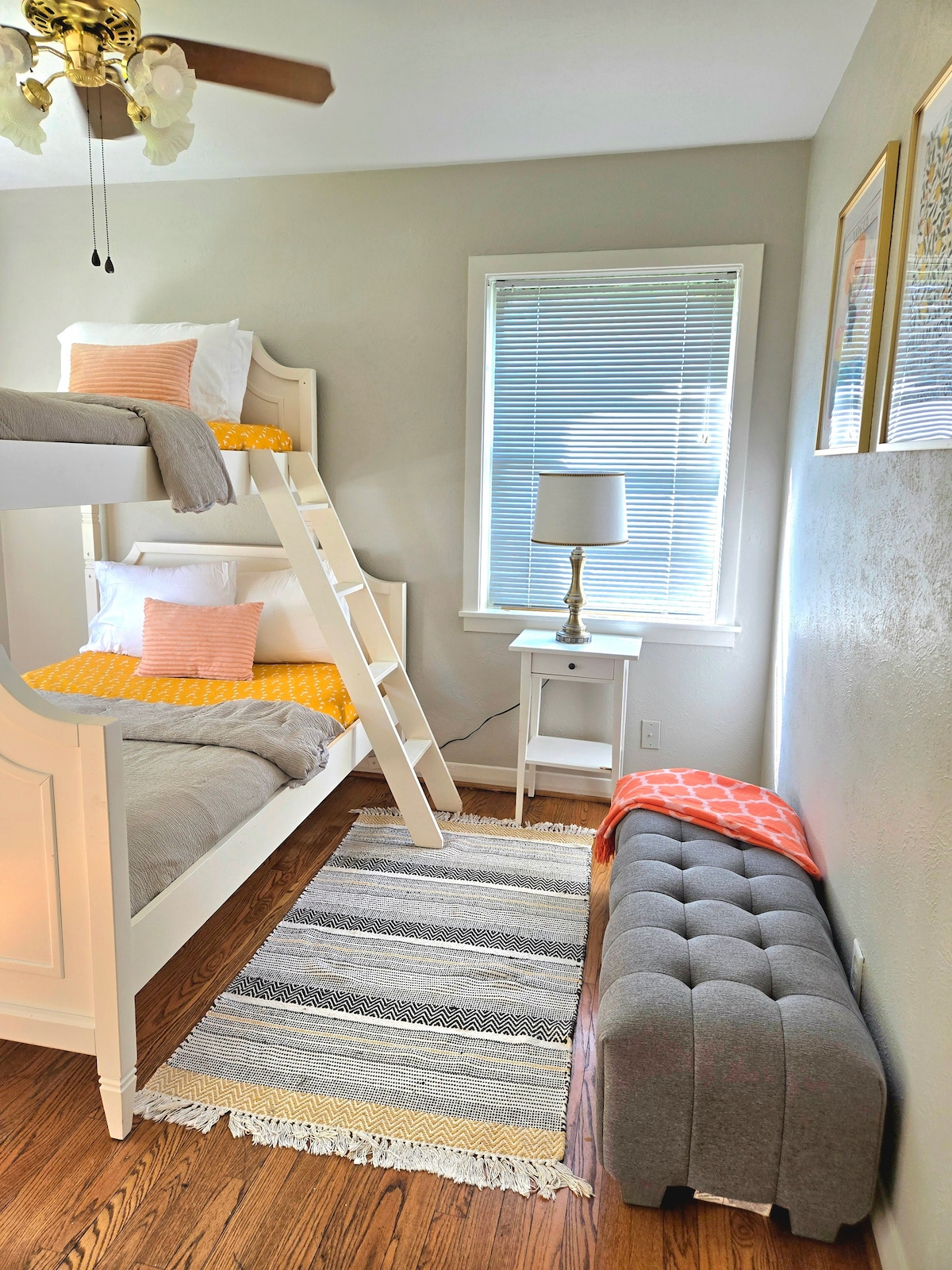 سرير بطابقين مع سريرين صغيرين في الأعلى وسرير كامل في الأسفل. تستوعب ما يصل إلى ثلاثة أشخاص.