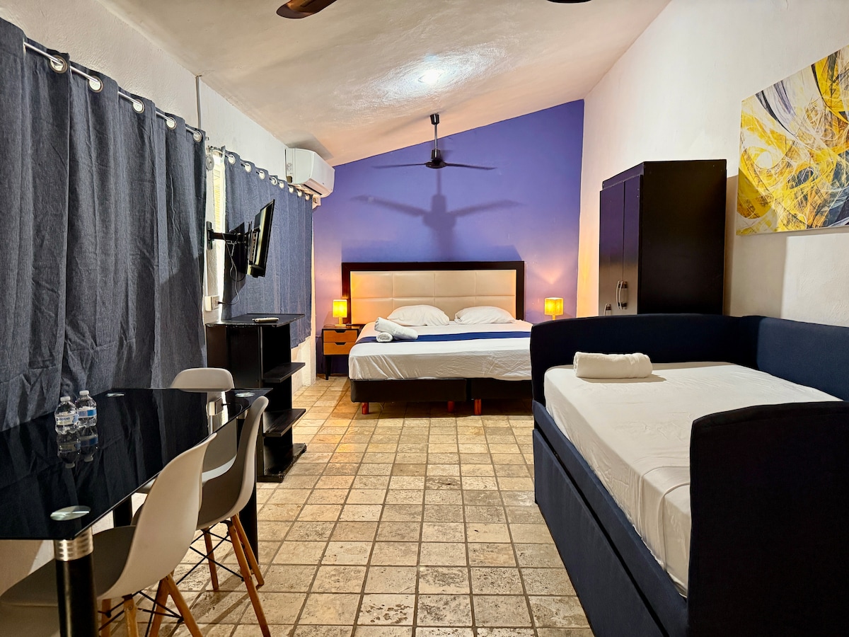 ستجد في الغرفة سريرًا بمقاس كينج وسريرًا على طراز الكنغر مع مرتبتين مفردتين. للوصول إلى المرتبة الثانية، ما عليك سوى تحريك الجزء السفلي من السرير.