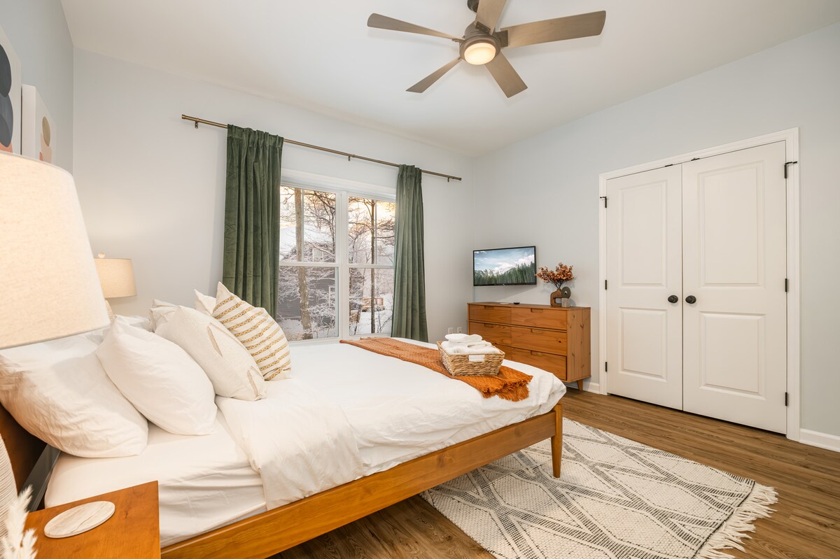 Bračni krevet (160x200), luksuzna posteljina, mekana navlaka za poplun od pola lana i pola pamuka i pamučne plahte od 680 niti. Svaki krevet ima četiri mekana jastuka kakvi se nalaze u hotelima, pa ćete se osjećati ugodno nakon dugog dana na stazama ili na jezeru. 