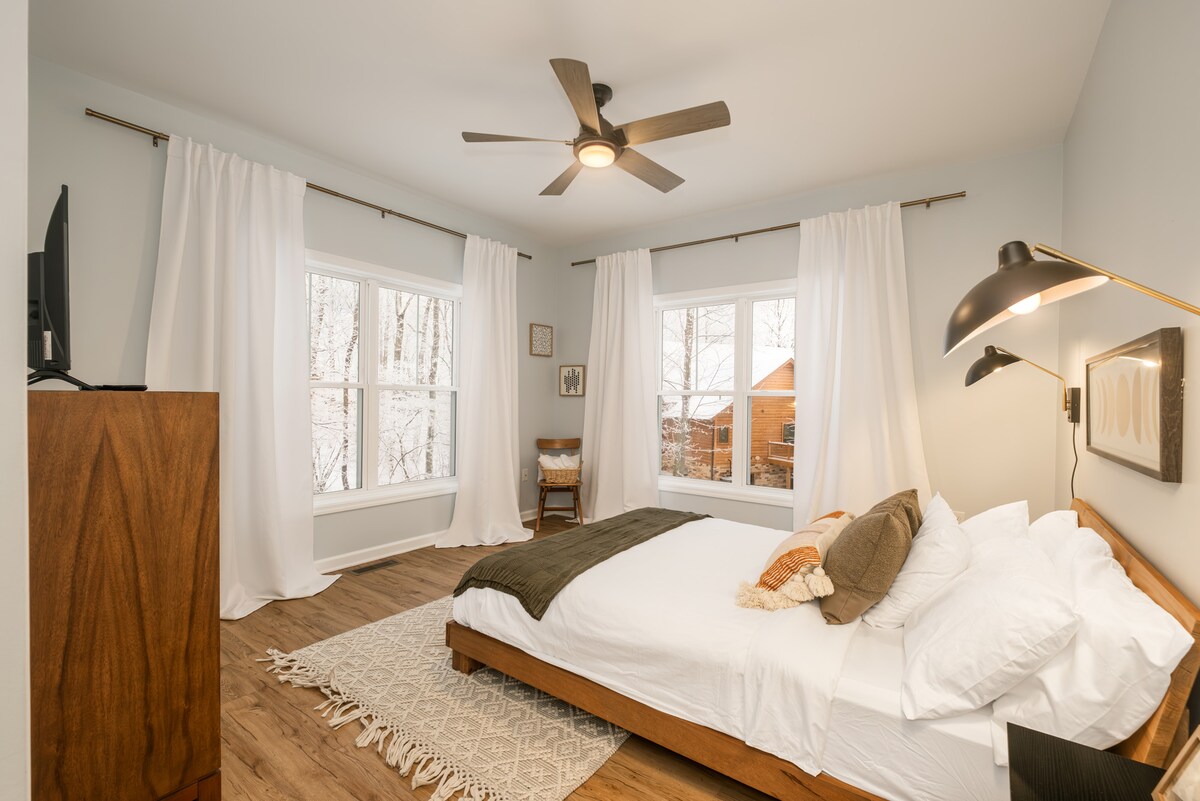 Bračni krevet (160x200), luksuzna posteljina, mekana navlaka za poplun od pola lana i pola pamuka i pamučne plahte od 680 niti. Svaki krevet ima četiri mekana jastuka kakvi se nalaze u hotelima, pa ćete se osjećati ugodno nakon dugog dana na stazama ili na jezeru.