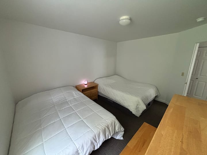 Ერთი ორადგილიანი საწოლი და ერთი გასაბერი ლეიბი 