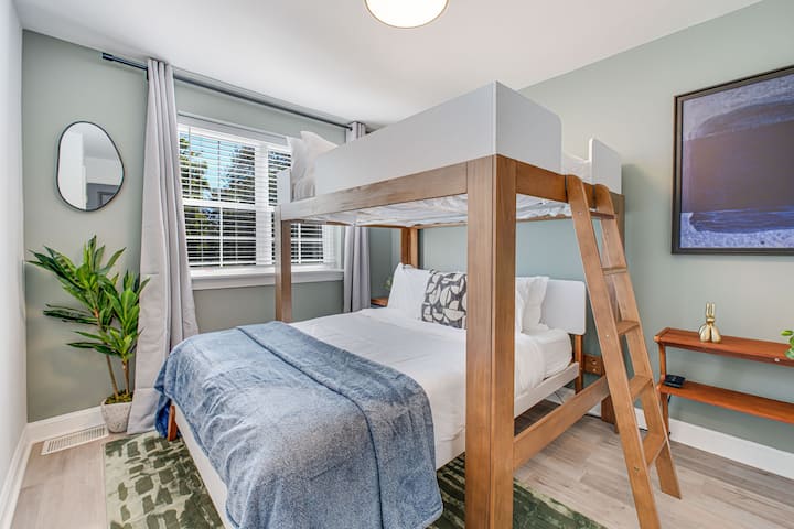 楼上卧室配有宽敞的双层床。  我们的房源配备了全尺寸和标准双人床；成人入住很舒适。  与楼上特大号卧室共用大厅全功能卫生间。