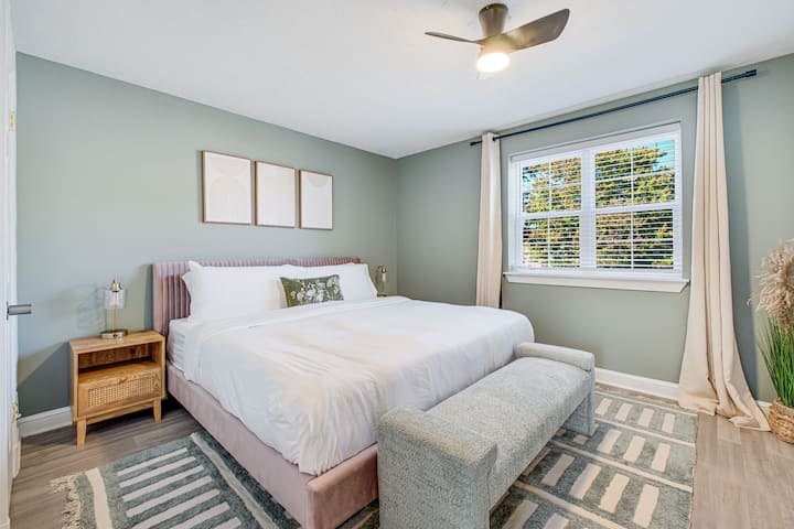 楼上配有遮光窗帘、100%纯棉床单和充足的衣柜空间的特大号卧室。  