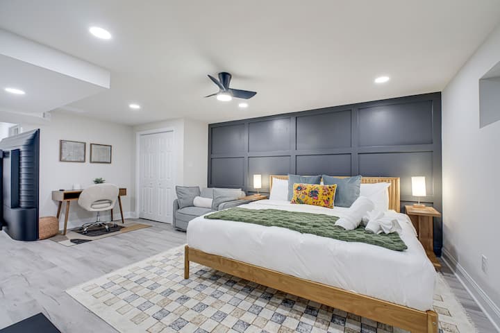 楼下是我们的主卧室，配备套内卫生间。  100%棉床单，配备记忆海绵和羽绒枕头，让您倍感舒适。

沙发可伸展成一张双人床。