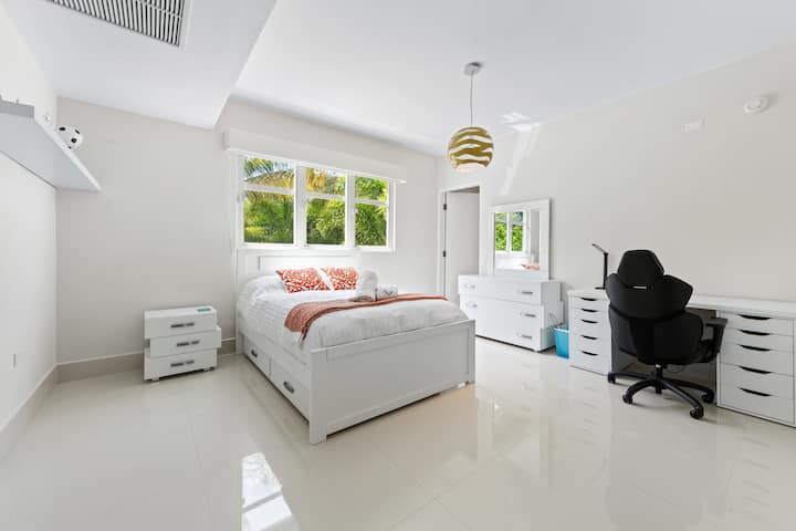 Habitación acogedora y luminosa con una cama completa, espacio de trabajo privado y baño privado. Los grandes ventanales dejan entrar la luz natural y crean un espacio fresco y tranquilo, ideal para trabajar o relajarse