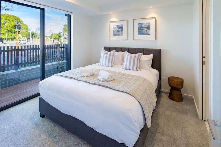 Kingsize slaapkamer ensuite met linnengoed van hotelkwaliteit en pluche kussens.