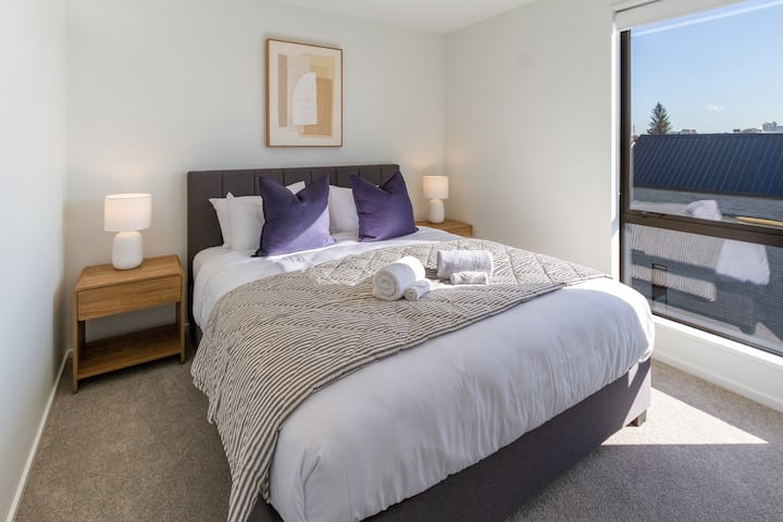Luxe kingsize bed compleet met comfortabele topper en 5-sterrenhotellinnen. 