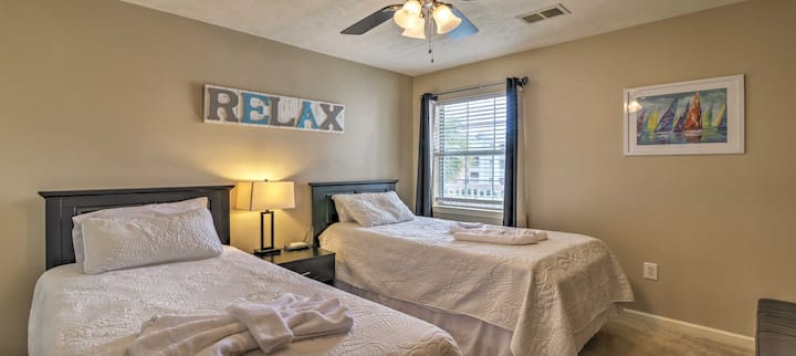 舒适的次卧配有两张单人床垫和一台电视。  衣柜和储物柜里都有存储空间。