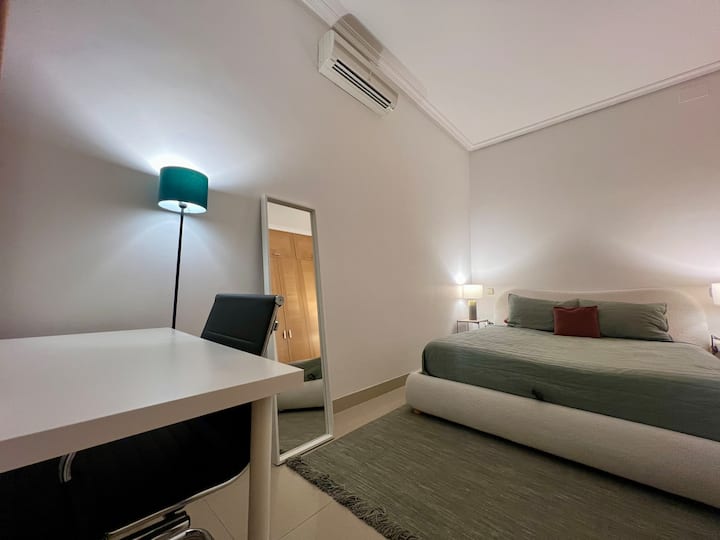 Საწოლი არის 160 × 200 სმ