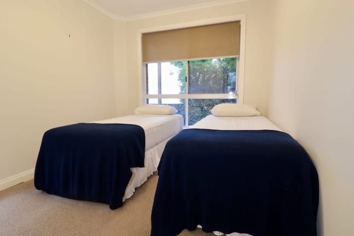 2 camas individuales para los niños