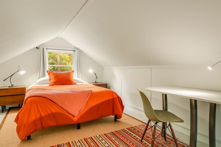 אווירה של בית על עץ בחדר השינה המוגבה - ישן בנוחות עם מצעים 800 חוטים ווילונות האפלה