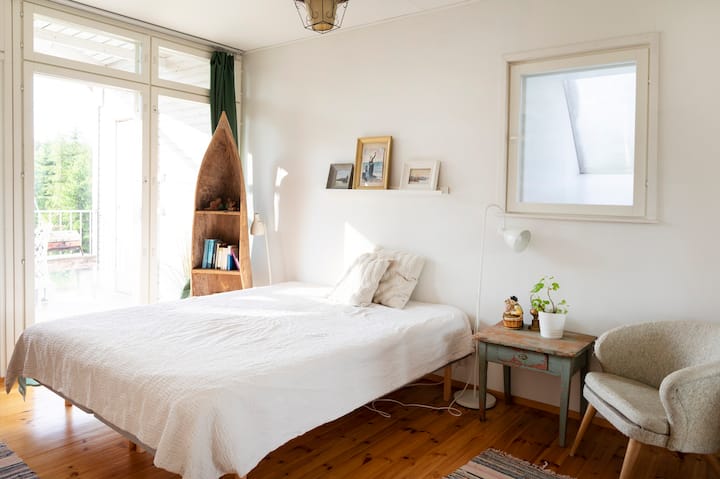 Un dormitorio doble con acceso privado al balcón. Cuna disponible previa solicitud.