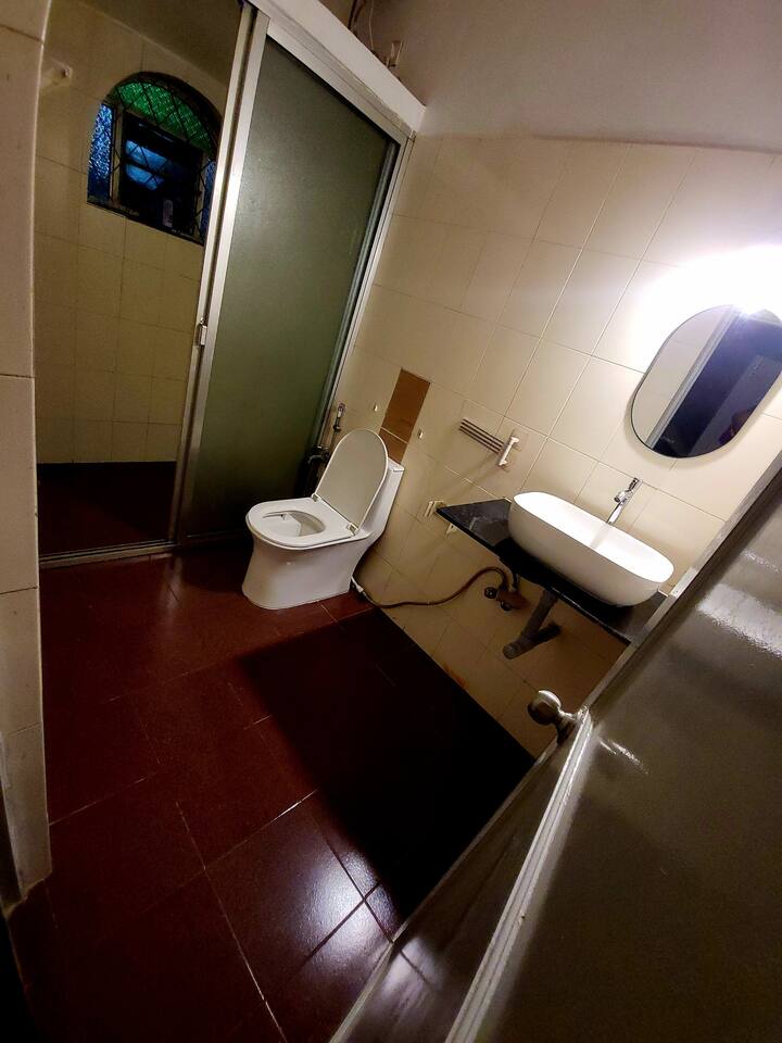 Full bathroom 1 image 1