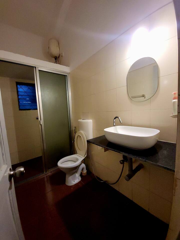 Full bathroom 2 image 1
