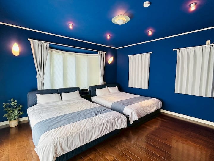 ワイドダブルベッドの寝室