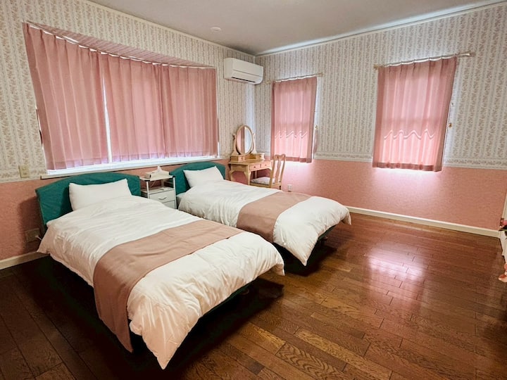 シングルベッドの寝室